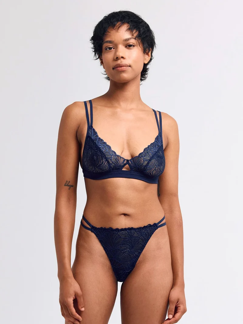 Fluid Lace String